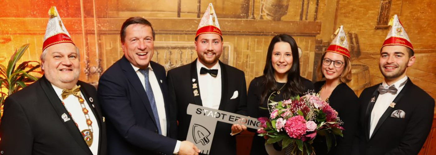Prinzenpaar mit OB und Präsidium