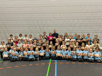 Prinzenpaar mit Kids und den Therme Erding Adventskalendern: